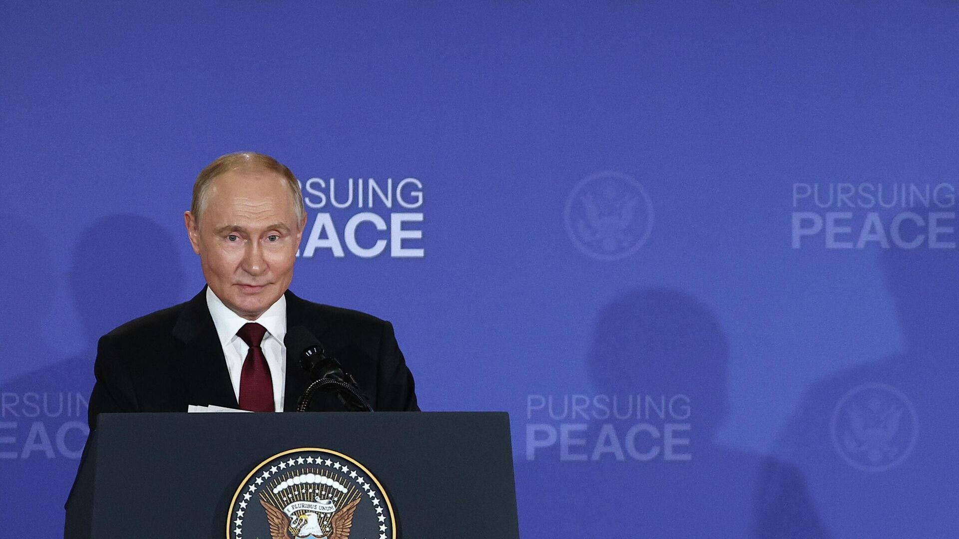 СМИ: Путин заявил Трампу о готовности встретиться с Зеленским